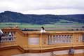 огромную полукруглую террасу с видом на город и долину Дуная